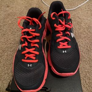 Under armour athletic shoe 7.5
